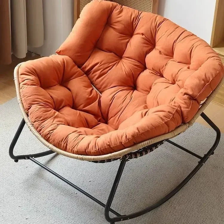 Rattan Stol | Ergonomisk Design | Høj Kvalitet | Perfekt til Lounge eller Terrasse | Holdbart og Stilfuldt Møbel i Stuen | Behagelig til Indendørs og Udendørs Afslapning