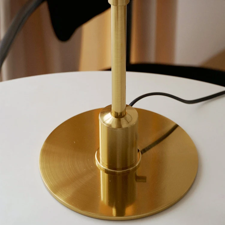 Designerlampe i jern og glas | Nordisk bordbelysning med LED | Moderne design | Dæmpbar lyskilde | E27 sokkel | Skandinavisk stil | Ideel til moderne indretning | Varm atmosfære | AC 90-260V