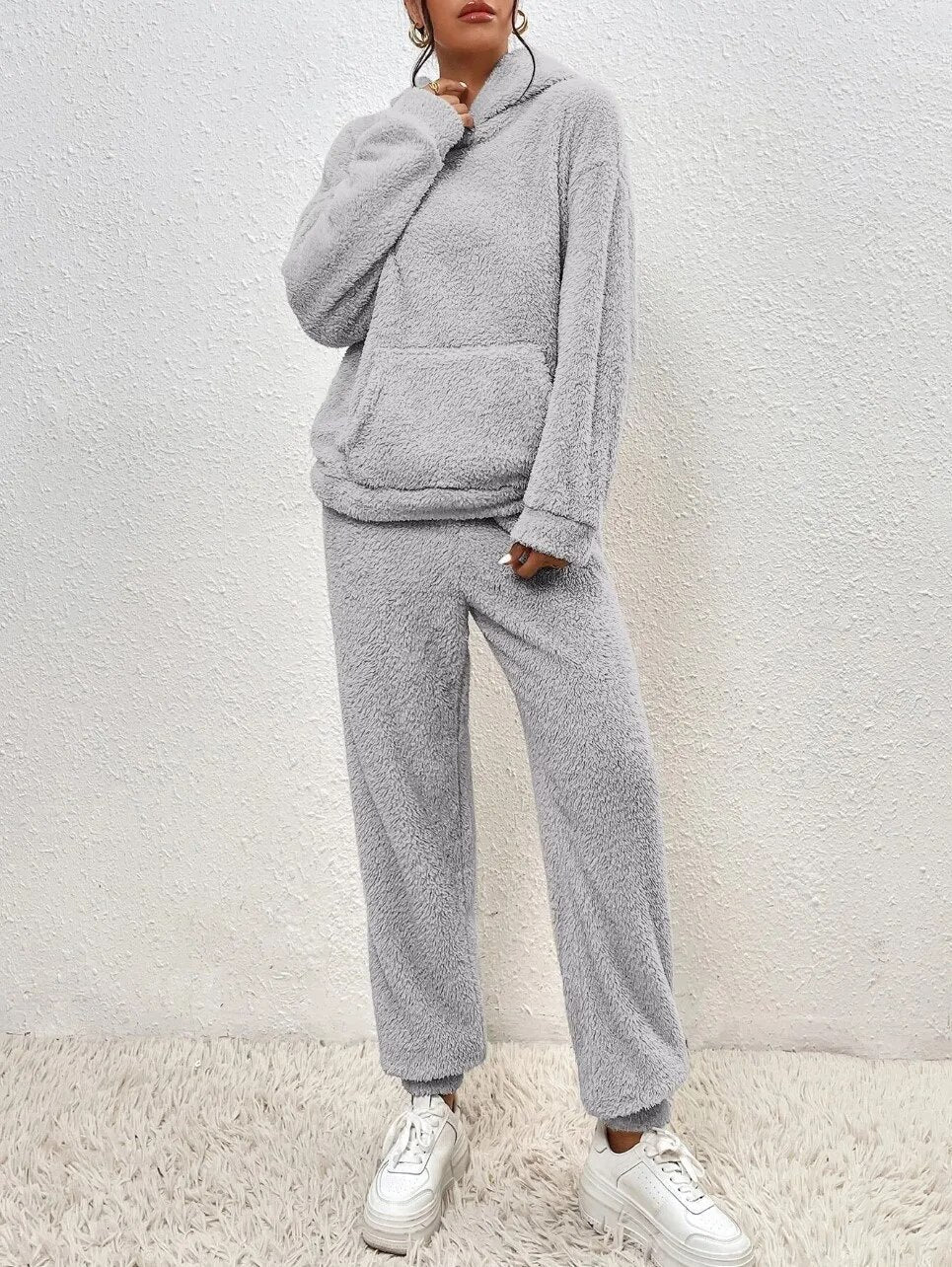 Lana Teddy Homesuit | Hættetrøje med Kængurulomme & Bløde Bukser | Vintervarme og Stilrent Design