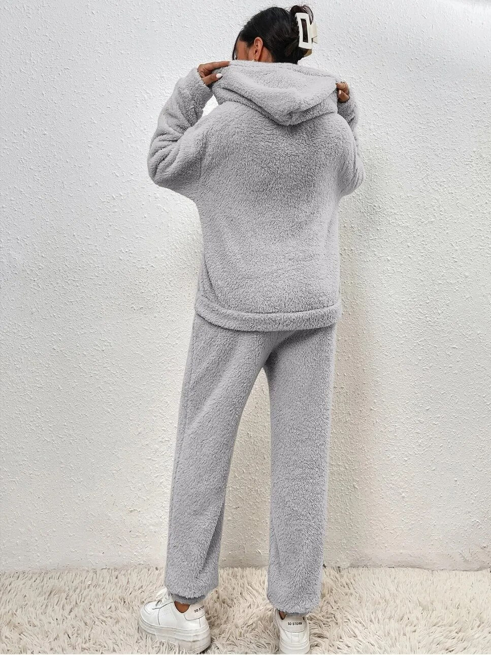 Lana Teddy Homesuit | Hættetrøje med Kængurulomme & Bløde Bukser | Vintervarme og Stilrent Design