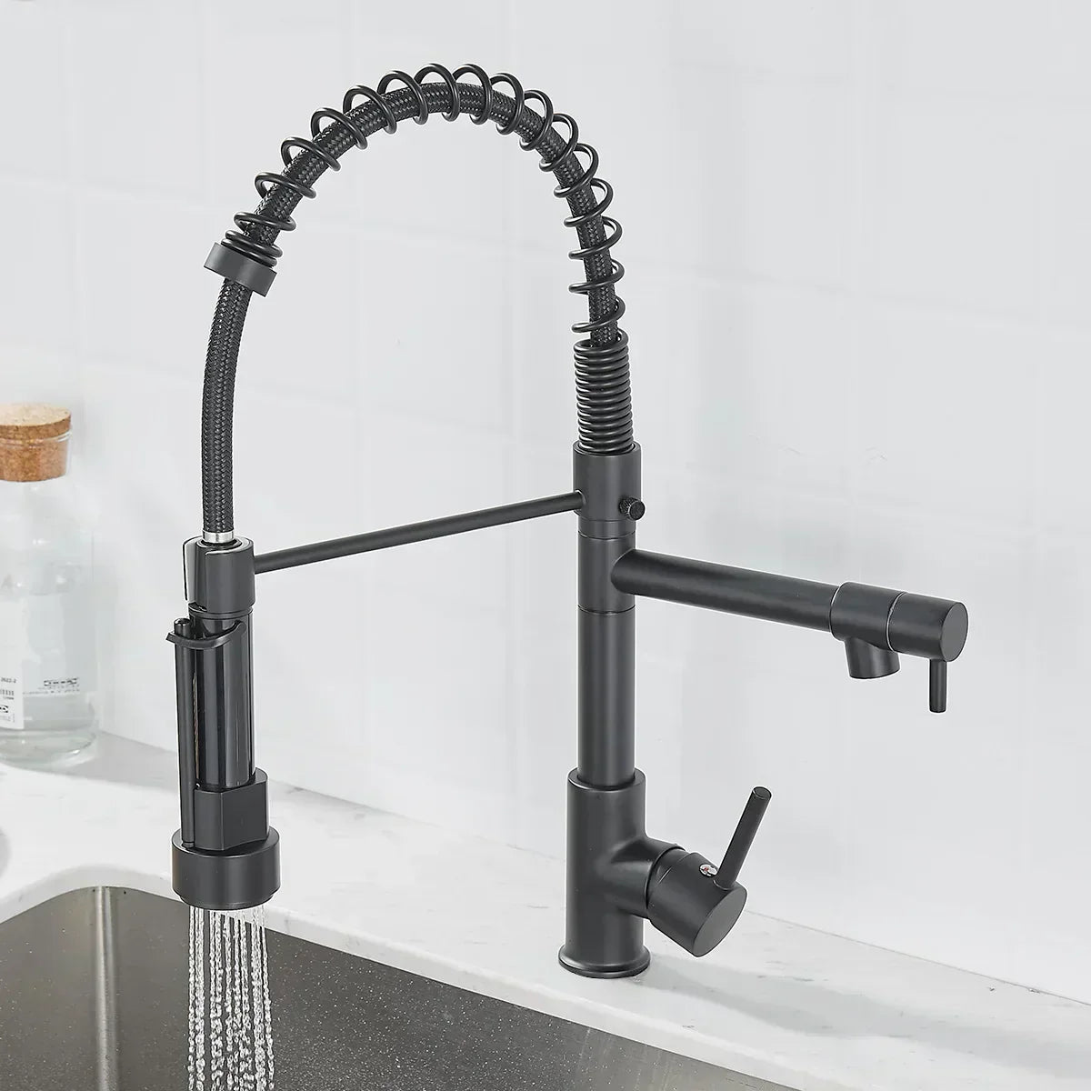 AquaLuxe Køkkenhane | Dobbelt Tud Design | Sort & Guld Finish | Premium Messing | Fleksibel Fjederhane | Elegant og Funktionel Vandhane | Høj Kvalitet | Moderne Kran Til Køkken Indretning