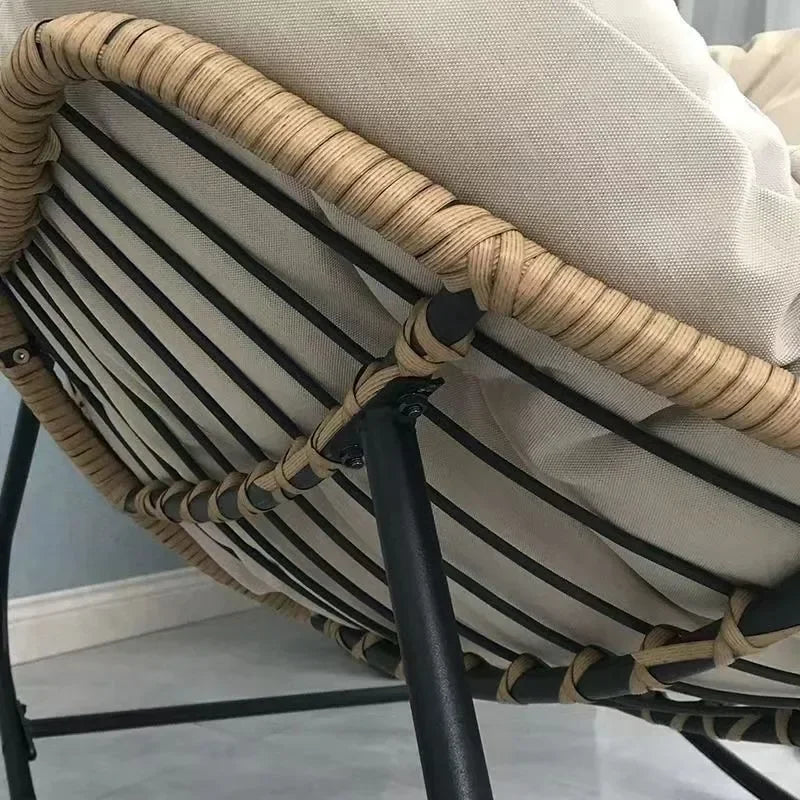 Rattan Stol | Ergonomisk Design | Høj Kvalitet | Perfekt til Lounge eller Terrasse | Holdbart og Stilfuldt Møbel i Stuen | Behagelig til Indendørs og Udendørs Afslapning