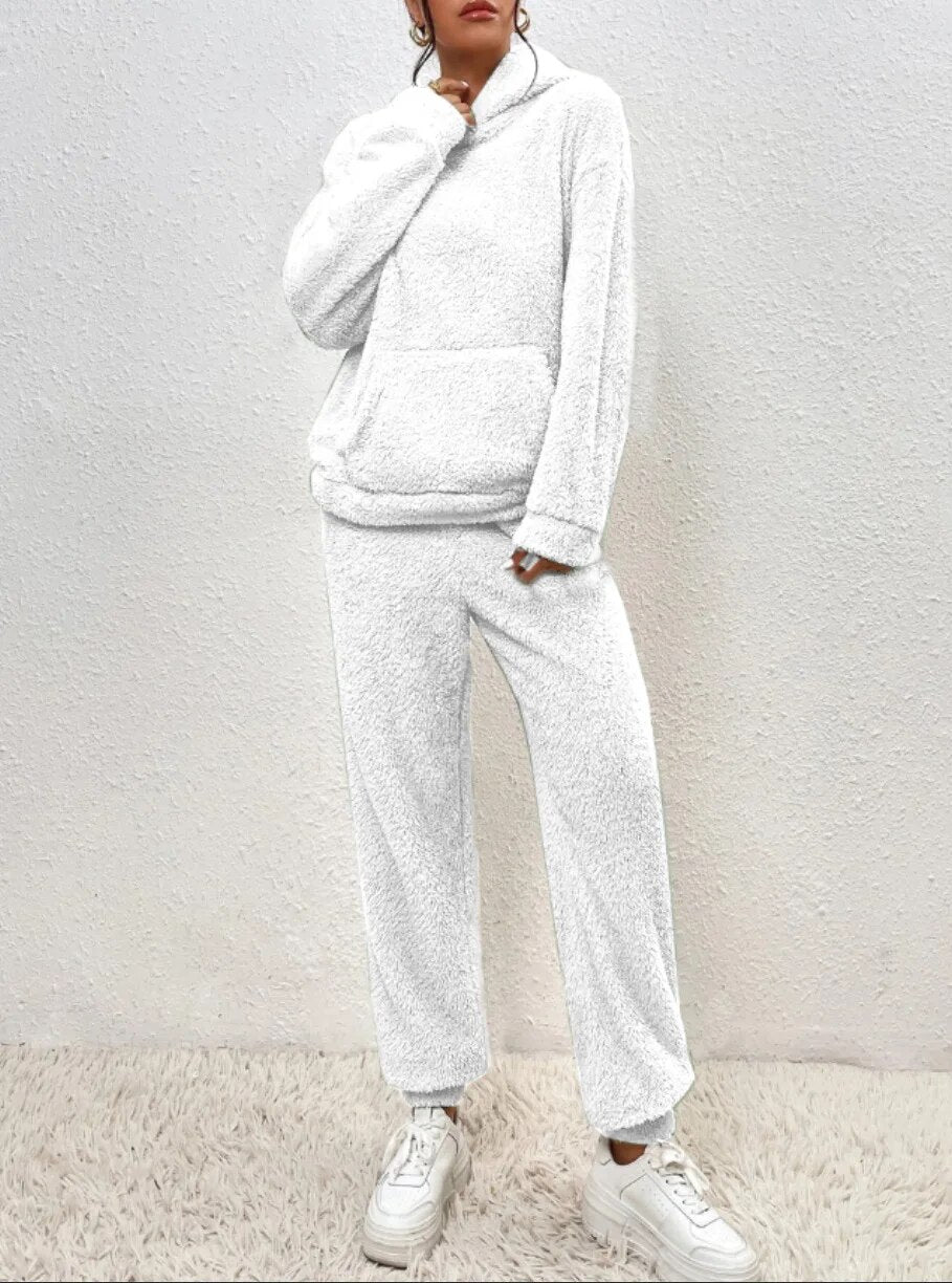 Lana Teddy Homesuit | Hættetrøje med Kængurulomme & Bløde Bukser | Vintervarme og Stilrent Design