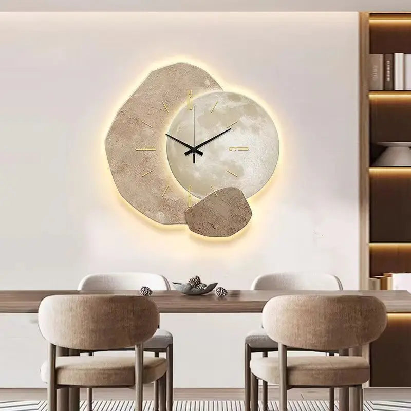 Vægur med moderne skandinavisk design | Indbygget subtil belysning | Unikt kunstnerisk flair | Elegant dekorativ tilføjelse til hjemmet