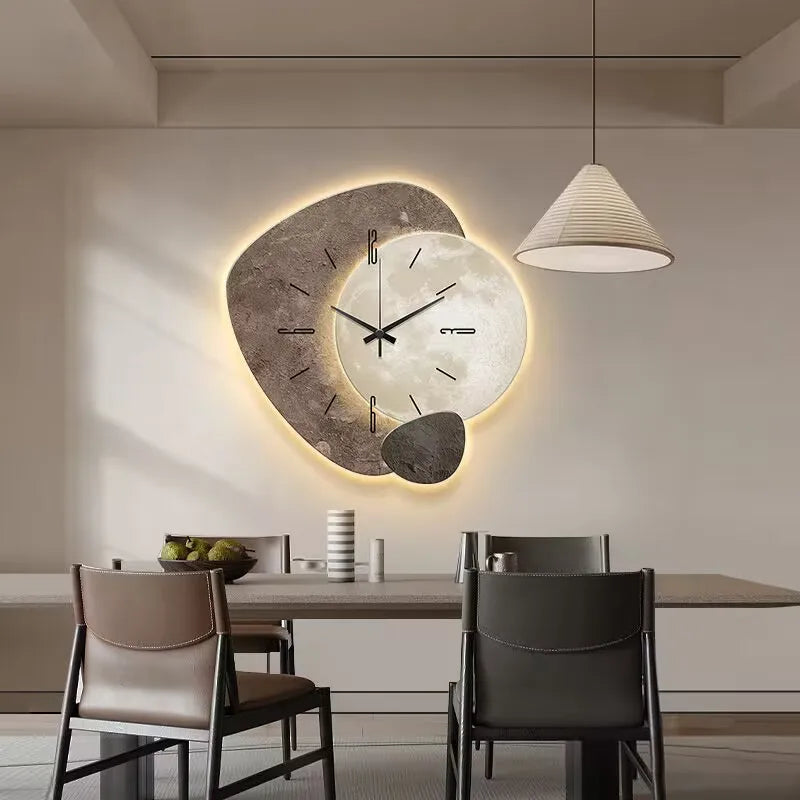 Vægur med moderne skandinavisk design | Indbygget subtil belysning | Unikt kunstnerisk flair | Elegant dekorativ tilføjelse til hjemmet