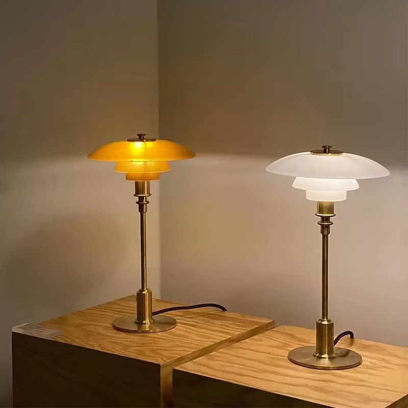 Designerlampe i jern og glas | Nordisk bordbelysning med LED | Moderne design | Dæmpbar lyskilde | E27 sokkel | Skandinavisk stil | Ideel til moderne indretning | Varm atmosfære | AC 90-260V