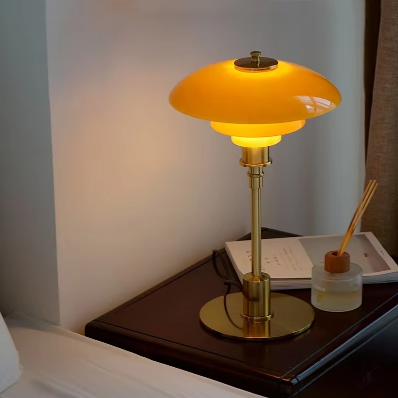 Designerlampe i jern og glas | Nordisk bordbelysning med LED | Moderne design | Dæmpbar lyskilde | E27 sokkel | Skandinavisk stil | Ideel til moderne indretning | Varm atmosfære | AC 90-260V