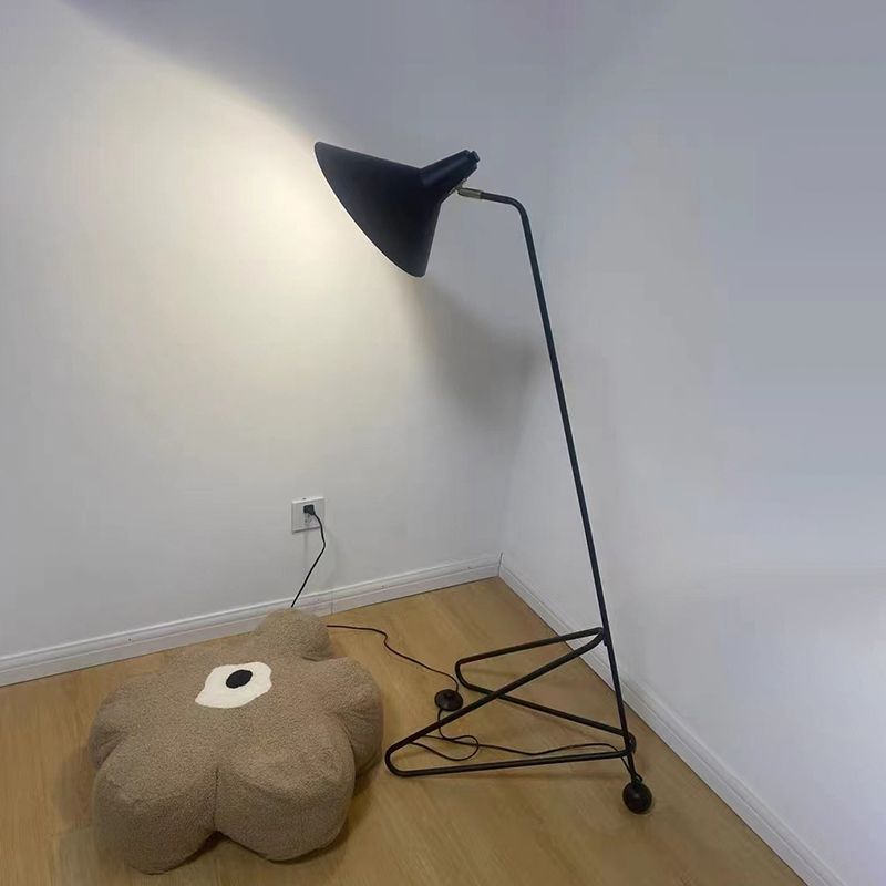Meliana | Moderne Stehlampe | Minimalistisches Design | Ideal für Wohnzimmer und Büro | Robuste Konstruktion | Elegante und Innovative