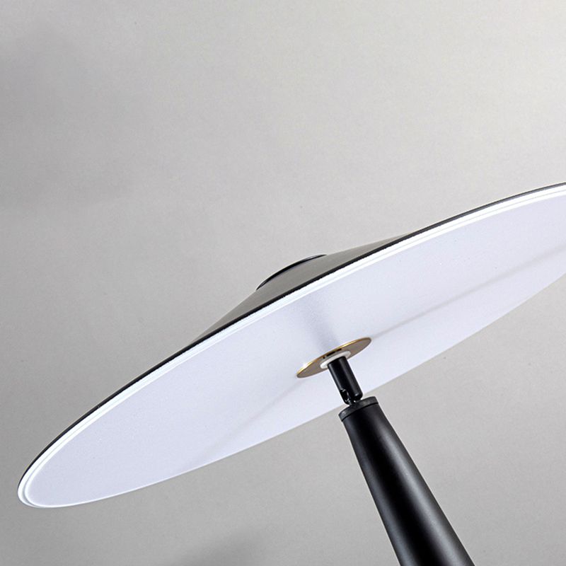 Florentino | Moderne Stehlampe | Schlankes Design | Passt ins Wohnzimmer, Schlafzimmer, Büro | Kompatibel mit verschiedenen Lichtquellen | Hohe