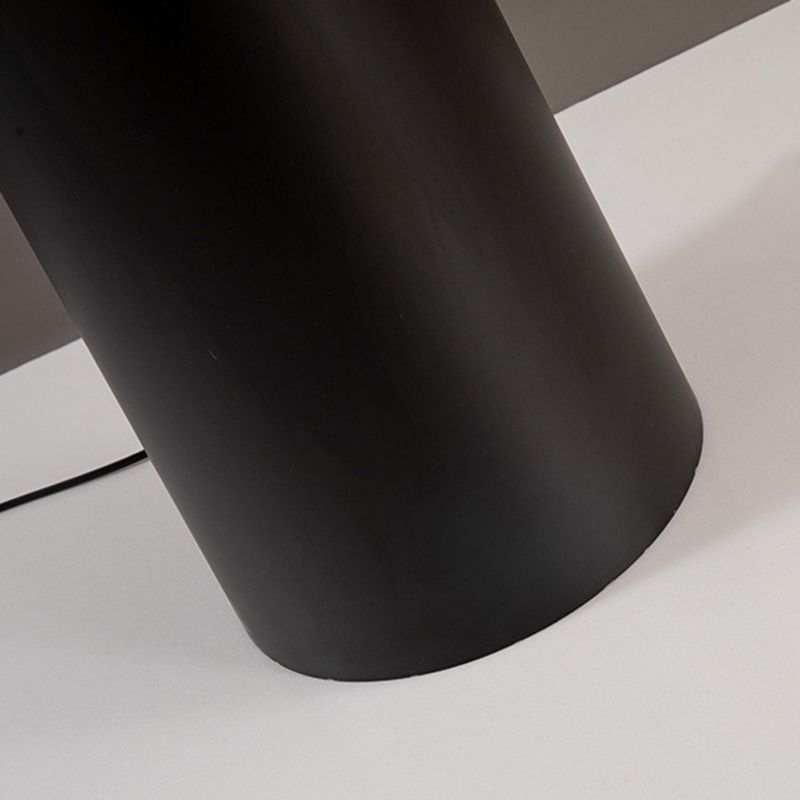 Florentino | Moderne Stehlampe | Schlankes Design | Passt ins Wohnzimmer, Schlafzimmer, Büro | Kompatibel mit verschiedenen Lichtquellen | Hohe