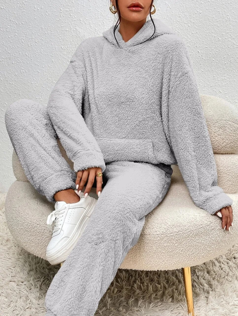 Lana Teddy Homesuit | Hættetrøje med Kængurulomme & Bløde Bukser | Vintervarme og Stilrent Design