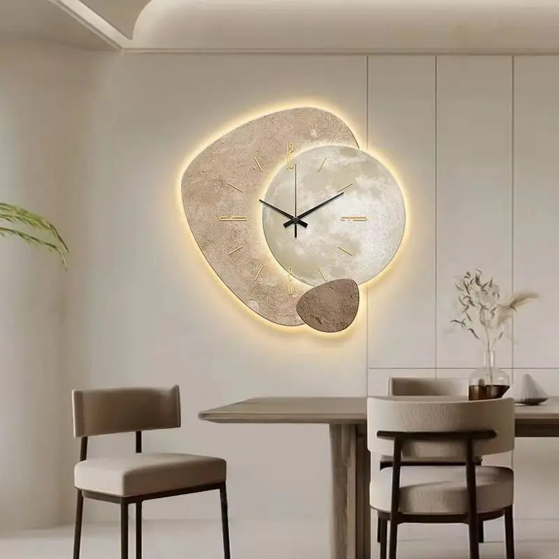 Vægur med moderne skandinavisk design | Indbygget subtil belysning | Unikt kunstnerisk flair | Elegant dekorativ tilføjelse til hjemmet