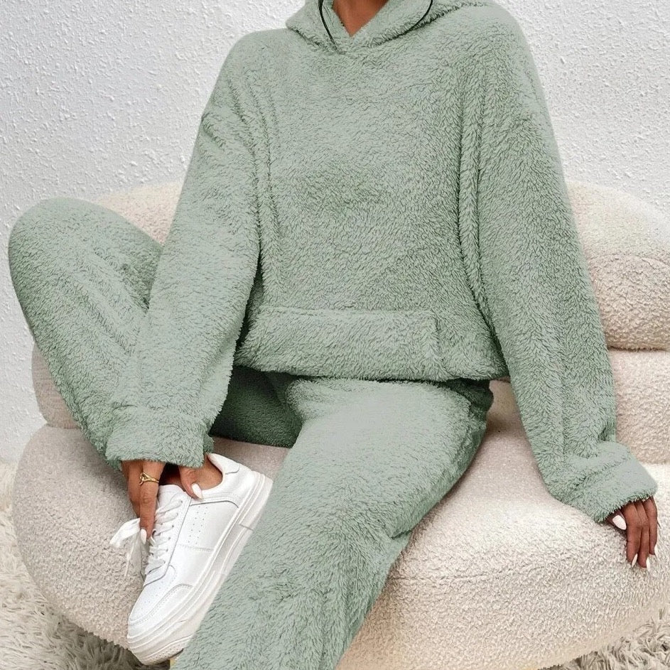 Lana Teddy Homesuit | Hættetrøje med Kængurulomme & Bløde Bukser | Vintervarme og Stilrent Design