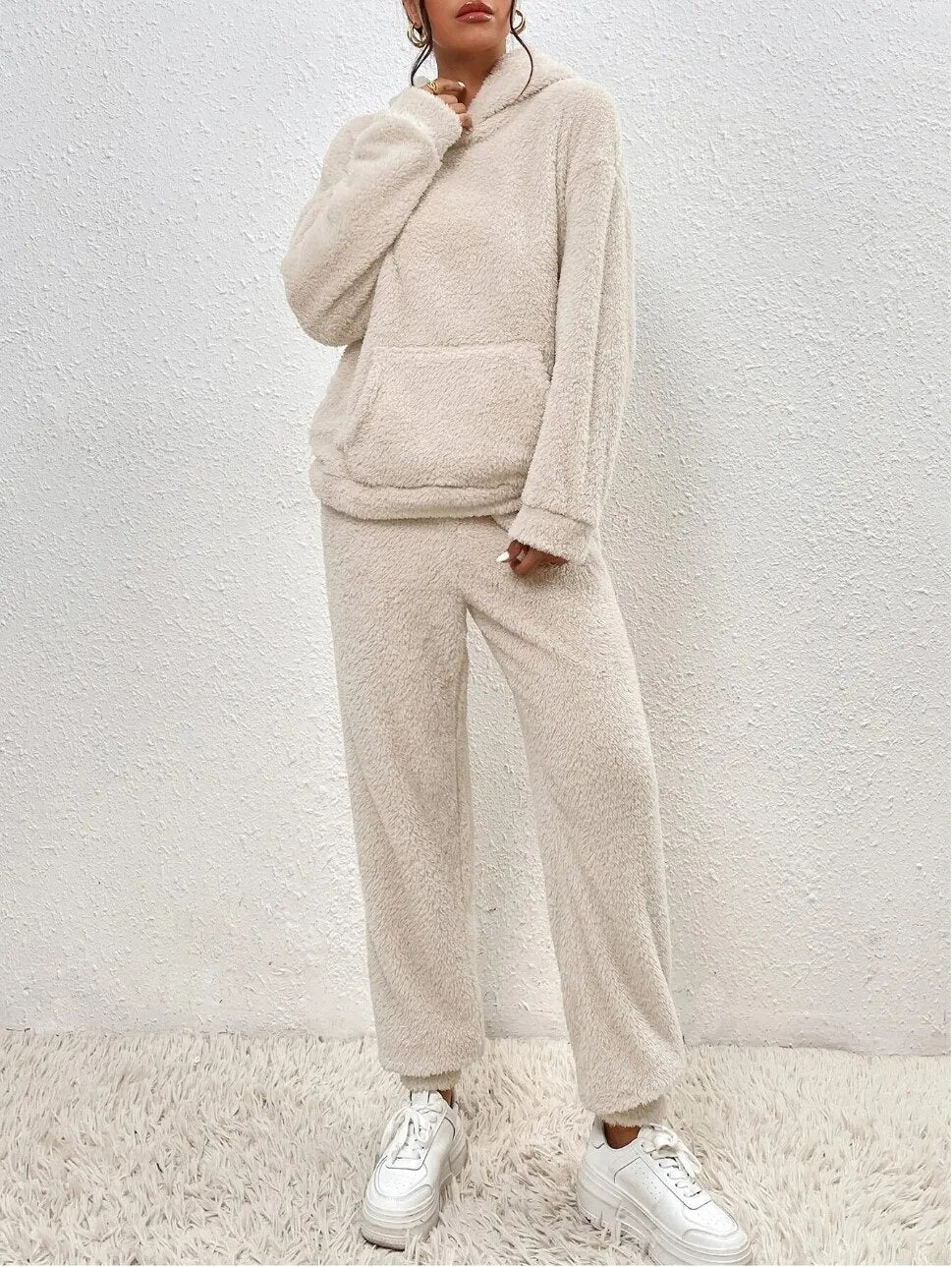 Lana Teddy Homesuit | Hættetrøje med Kængurulomme & Bløde Bukser | Vintervarme og Stilrent Design