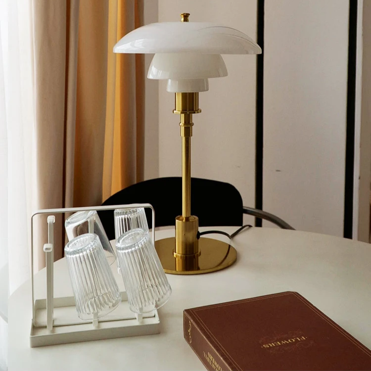 Designerlampe i jern og glas | Nordisk bordbelysning med LED | Moderne design | Dæmpbar lyskilde | E27 sokkel | Skandinavisk stil | Ideel til moderne indretning | Varm atmosfære | AC 90-260V