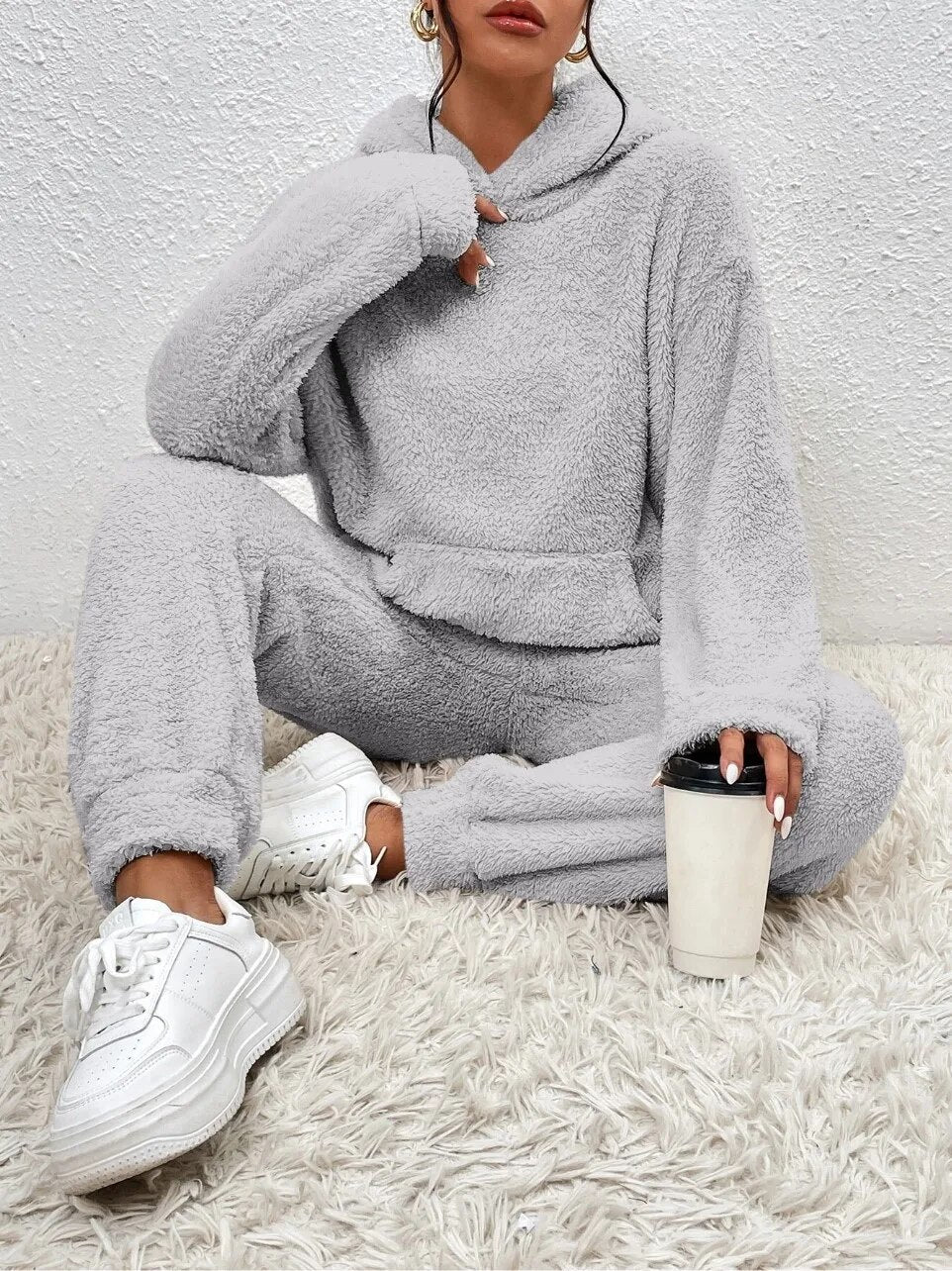 Lana Teddy Homesuit | Hættetrøje med Kængurulomme & Bløde Bukser | Vintervarme og Stilrent Design