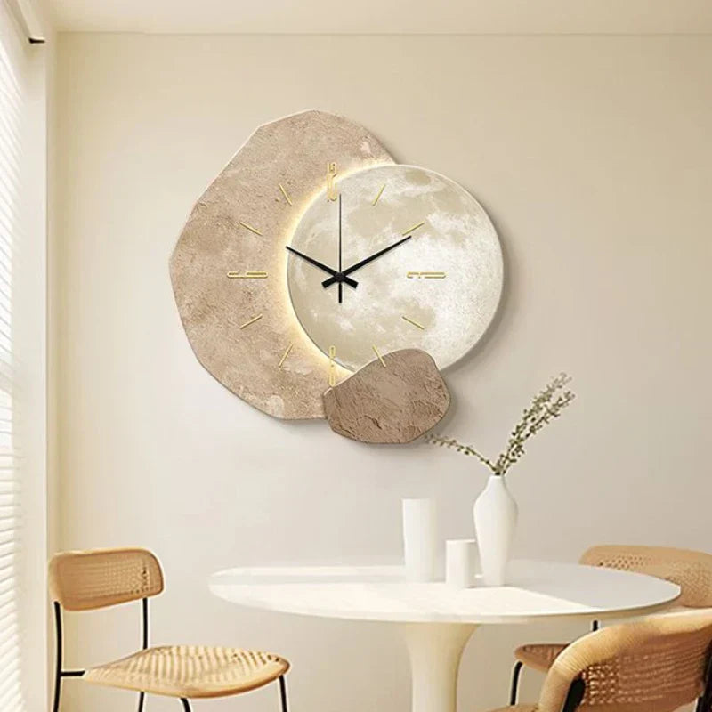 Vægur med moderne skandinavisk design | Indbygget subtil belysning | Unikt kunstnerisk flair | Elegant dekorativ tilføjelse til hjemmet