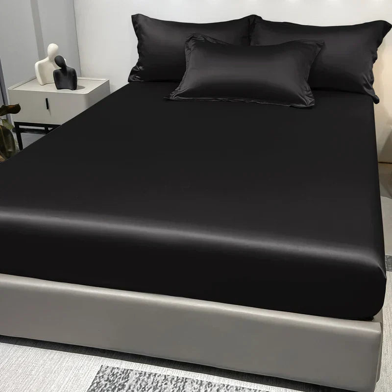 Luksus IceSatin Satinlagen | Silkeblød Komfort | Elastiske Kanter | Kølende Premium Is-Silke | Elegant Design | Perlehvid, Dybblå, Blød Grå, Kulfri Sort | Nem Vedligeholdelse | Sikker Pasform