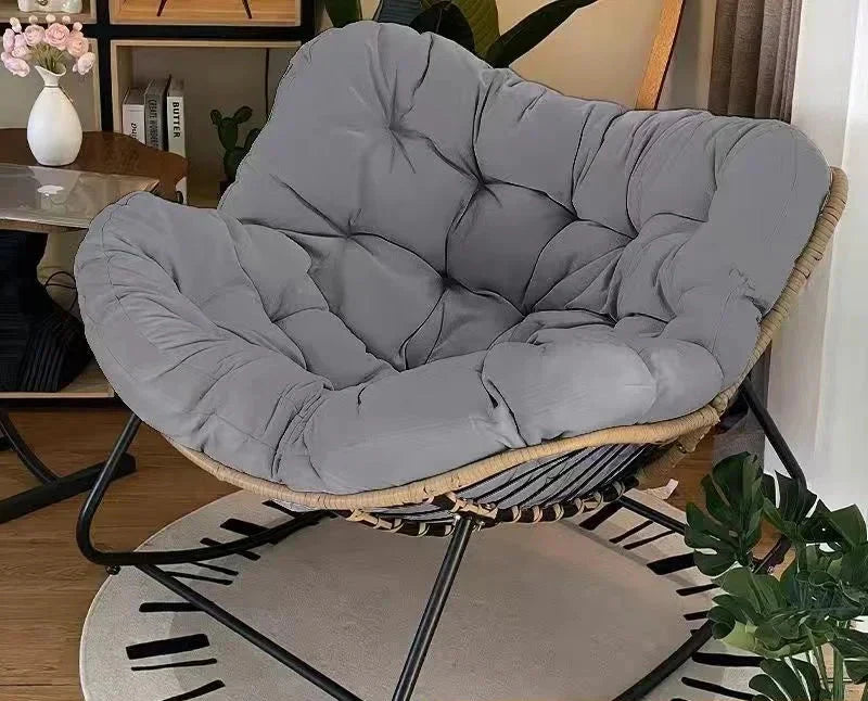 Rattan Stol | Ergonomisk Design | Høj Kvalitet | Perfekt til Lounge eller Terrasse | Holdbart og Stilfuldt Møbel i Stuen | Behagelig til Indendørs og Udendørs Afslapning
