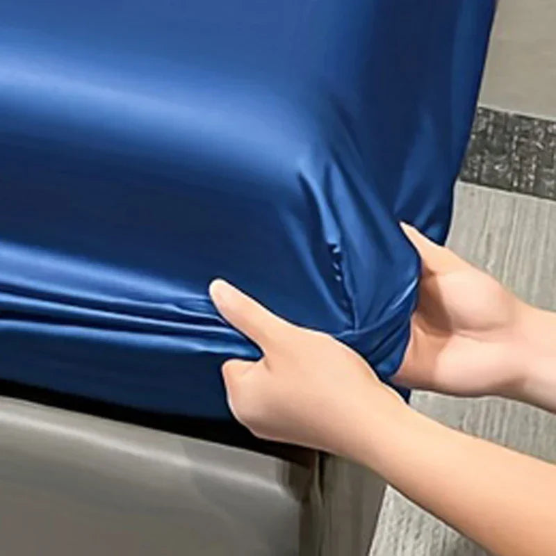 Luksus IceSatin Satinlagen | Silkeblød Komfort | Elastiske Kanter | Kølende Premium Is-Silke | Elegant Design | Perlehvid, Dybblå, Blød Grå, Kulfri Sort | Nem Vedligeholdelse | Sikker Pasform
