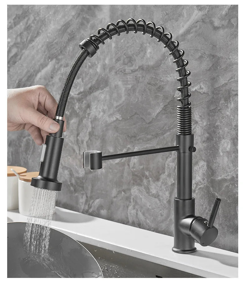 AquaLuxe Køkkenhane | Dobbelt Tud Design | Sort & Guld Finish | Premium Messing | Fleksibel Fjederhane | Elegant og Funktionel Vandhane | Høj Kvalitet | Moderne Kran Til Køkken Indretning