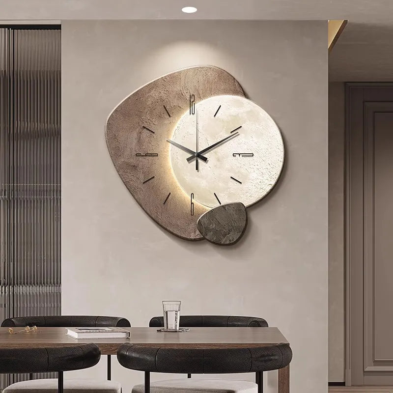Vægur med moderne skandinavisk design | Indbygget subtil belysning | Unikt kunstnerisk flair | Elegant dekorativ tilføjelse til hjemmet