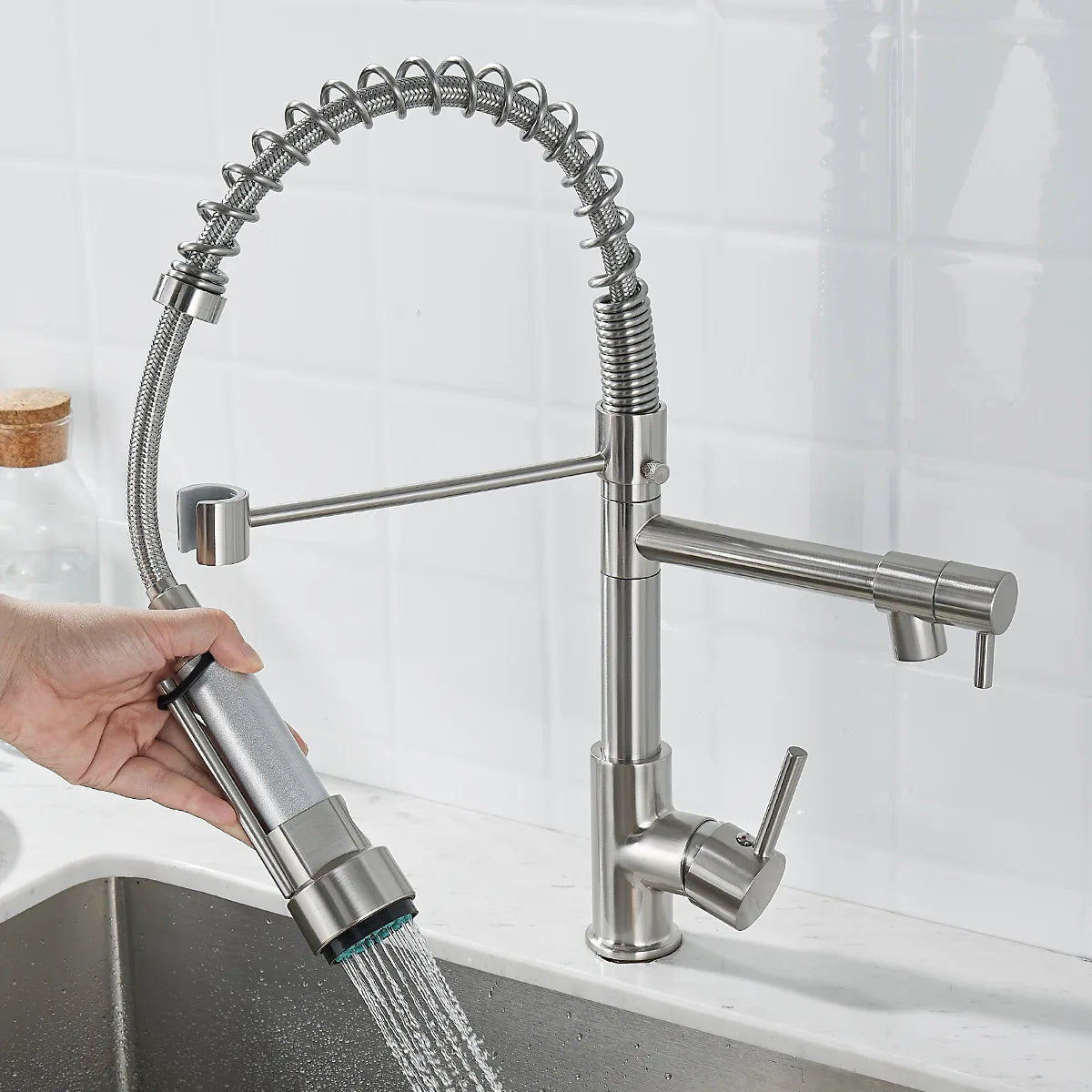 AquaLuxe Køkkenhane | Dobbelt Tud Design | Sort & Guld Finish | Premium Messing | Fleksibel Fjederhane | Elegant og Funktionel Vandhane | Høj Kvalitet | Moderne Kran Til Køkken Indretning