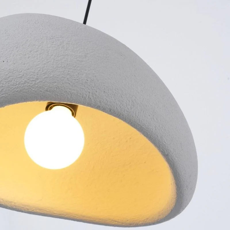 Serenith Pendel Lampe | Wabi-Sabi Design | Harpiks & Polystyren | Domeformet | Hvid & Grå | E27 Fatning | Max 40W | Blødt Lys | Æstetisk Appeal | Til Spisestue, Stue, Soveværelse, Detailhandel
