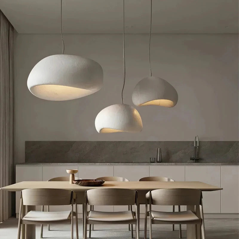 Serenith Pendel Lampe | Wabi-Sabi Design | Harpiks & Polystyren | Domeformet | Hvid & Grå | E27 Fatning | Max 40W | Blødt Lys | Æstetisk Appeal | Til Spisestue, Stue, Soveværelse, Detailhandel