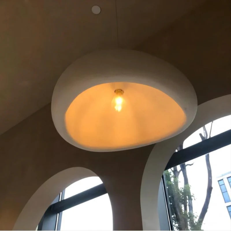 Serenith Pendel Lampe | Wabi-Sabi Design | Harpiks & Polystyren | Domeformet | Hvid & Grå | E27 Fatning | Max 40W | Blødt Lys | Æstetisk Appeal | Til Spisestue, Stue, Soveværelse, Detailhandel