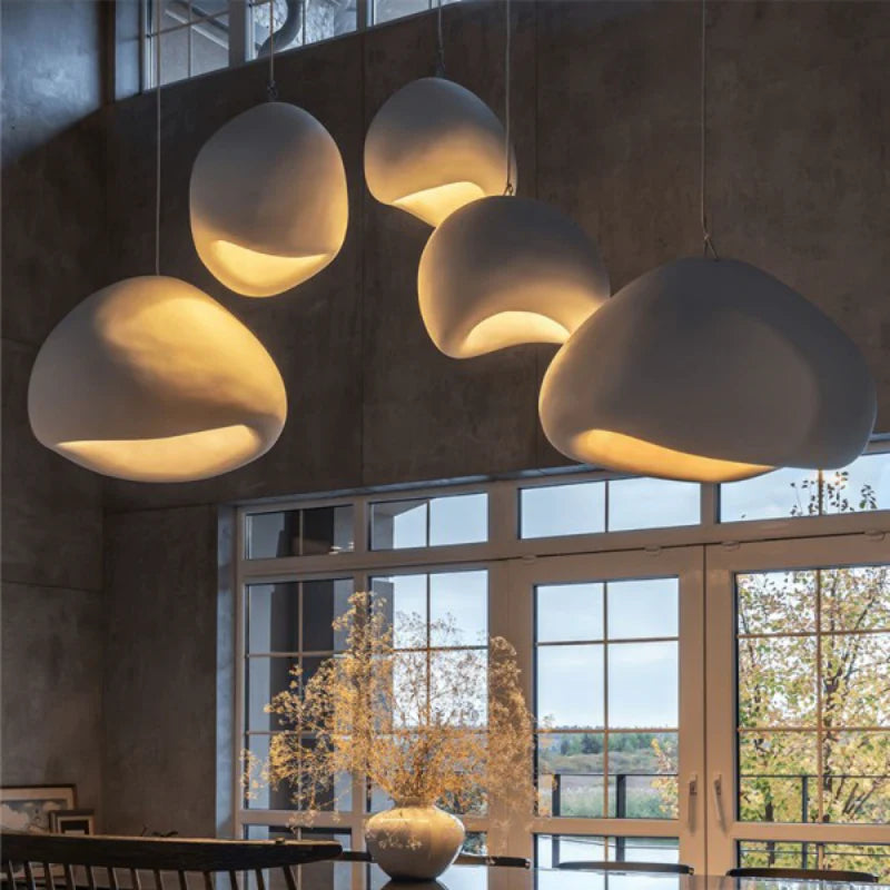 Serenith Pendel Lampe | Wabi-Sabi Design | Harpiks & Polystyren | Domeformet | Hvid & Grå | E27 Fatning | Max 40W | Blødt Lys | Æstetisk Appeal | Til Spisestue, Stue, Soveværelse, Detailhandel