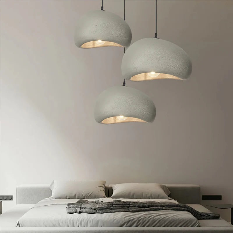 Serenith Pendel Lampe | Wabi-Sabi Design | Harpiks & Polystyren | Domeformet | Hvid & Grå | E27 Fatning | Max 40W | Blødt Lys | Æstetisk Appeal | Til Spisestue, Stue, Soveværelse, Detailhandel