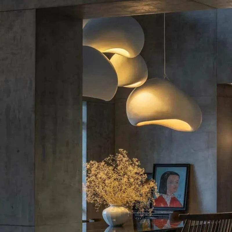 Serenith Pendel Lampe | Wabi-Sabi Design | Harpiks & Polystyren | Domeformet | Hvid & Grå | E27 Fatning | Max 40W | Blødt Lys | Æstetisk Appeal | Til Spisestue, Stue, Soveværelse, Detailhandel