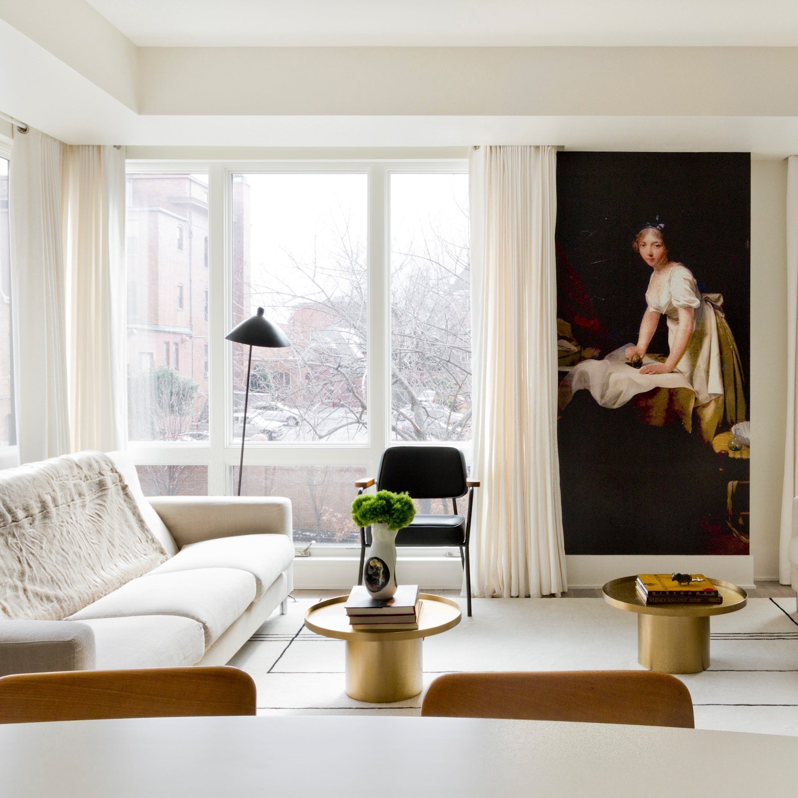 Serge Mouille | Dreibeinige Stehlampe | Verstellbare Arme | Skulpturales und kinetisches Design | Metall- und Messingmaterialien | LED- oder