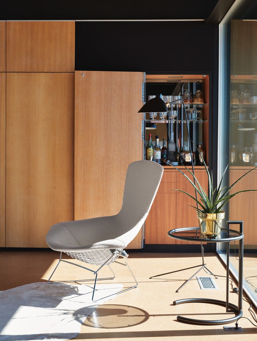 Serge Mouille | Dreibeinige Stehlampe | Verstellbare Arme | Skulpturales und kinetisches Design | Metall- und Messingmaterialien | LED- oder