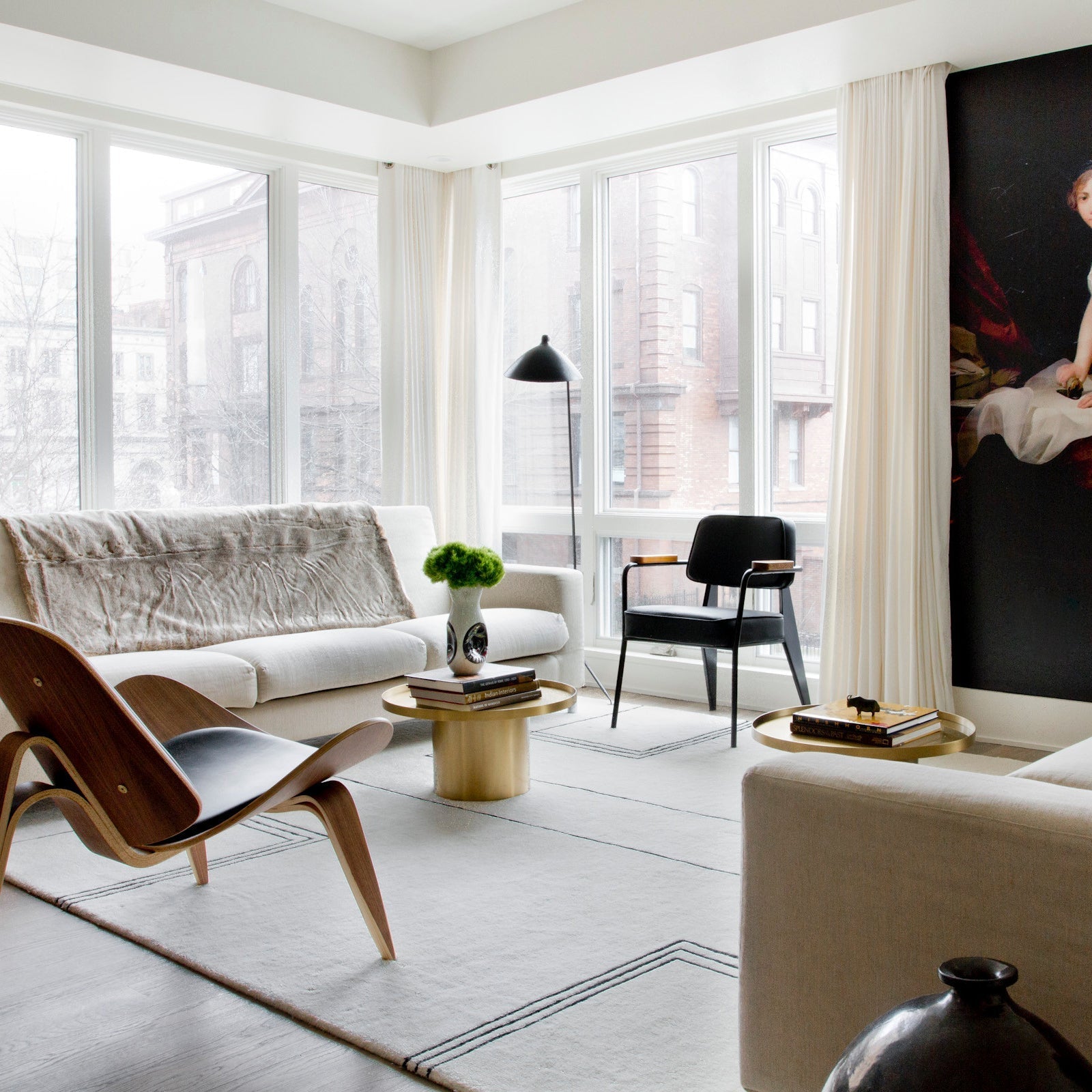 Serge Mouille | Dreibeinige Stehlampe | Verstellbare Arme | Skulpturales und kinetisches Design | Metall- und Messingmaterialien | LED- oder