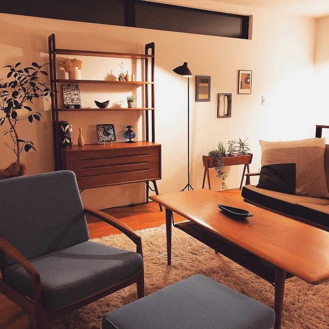 Serge Mouille | Dreibeinige Stehlampe | Verstellbare Arme | Skulpturales und kinetisches Design | Metall- und Messingmaterialien | LED- oder