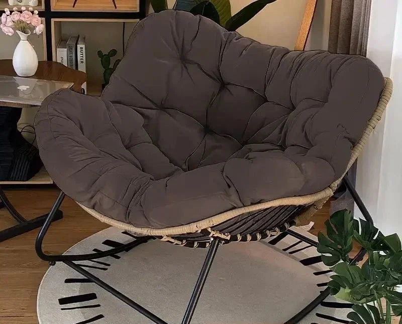 Rattan Stol | Ergonomisk Design | Høj Kvalitet | Perfekt til Lounge eller Terrasse | Holdbart og Stilfuldt Møbel i Stuen | Behagelig til Indendørs og Udendørs Afslapning