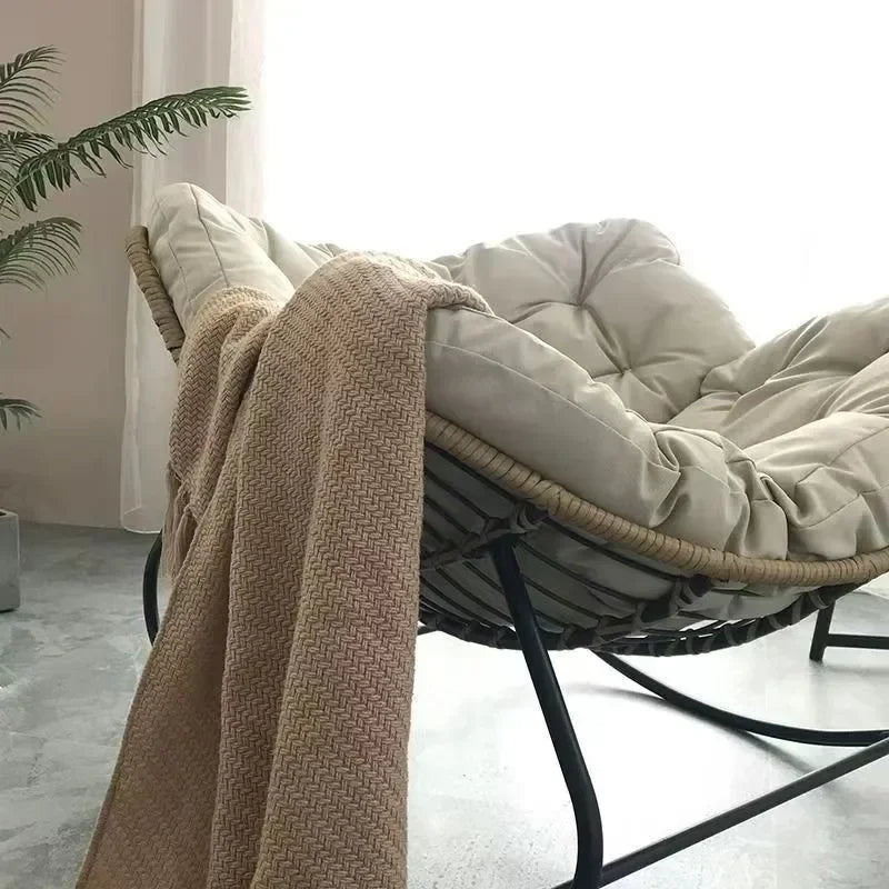 Rattan Stol | Ergonomisk Design | Høj Kvalitet | Perfekt til Lounge eller Terrasse | Holdbart og Stilfuldt Møbel i Stuen | Behagelig til Indendørs og Udendørs Afslapning