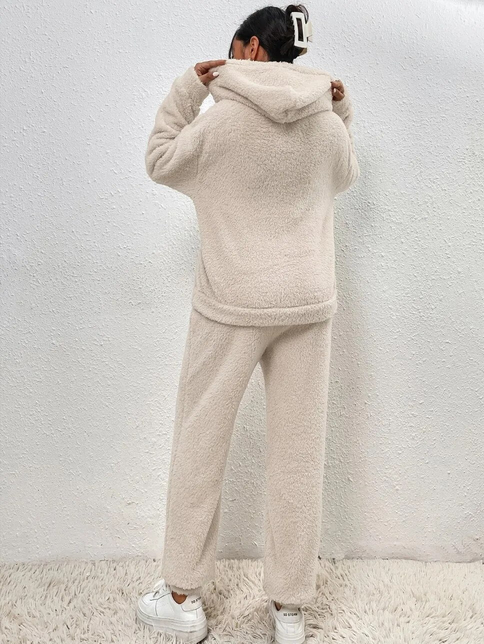 Lana Teddy Homesuit | Hættetrøje med Kængurulomme & Bløde Bukser | Vintervarme og Stilrent Design
