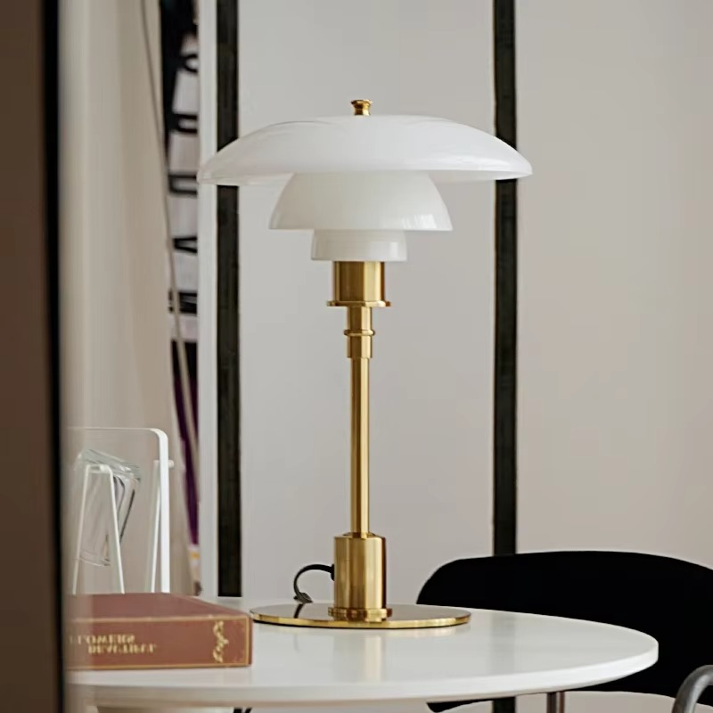 Designerlampe i jern og glas | Nordisk bordbelysning med LED | Moderne design | Dæmpbar lyskilde | E27 sokkel | Skandinavisk stil | Ideel til moderne indretning | Varm atmosfære | AC 90-260V