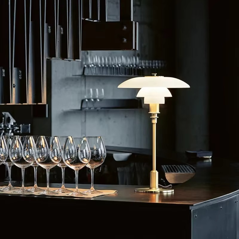 Designerlampe i jern og glas | Nordisk bordbelysning med LED | Moderne design | Dæmpbar lyskilde | E27 sokkel | Skandinavisk stil | Ideel til moderne indretning | Varm atmosfære | AC 90-260V
