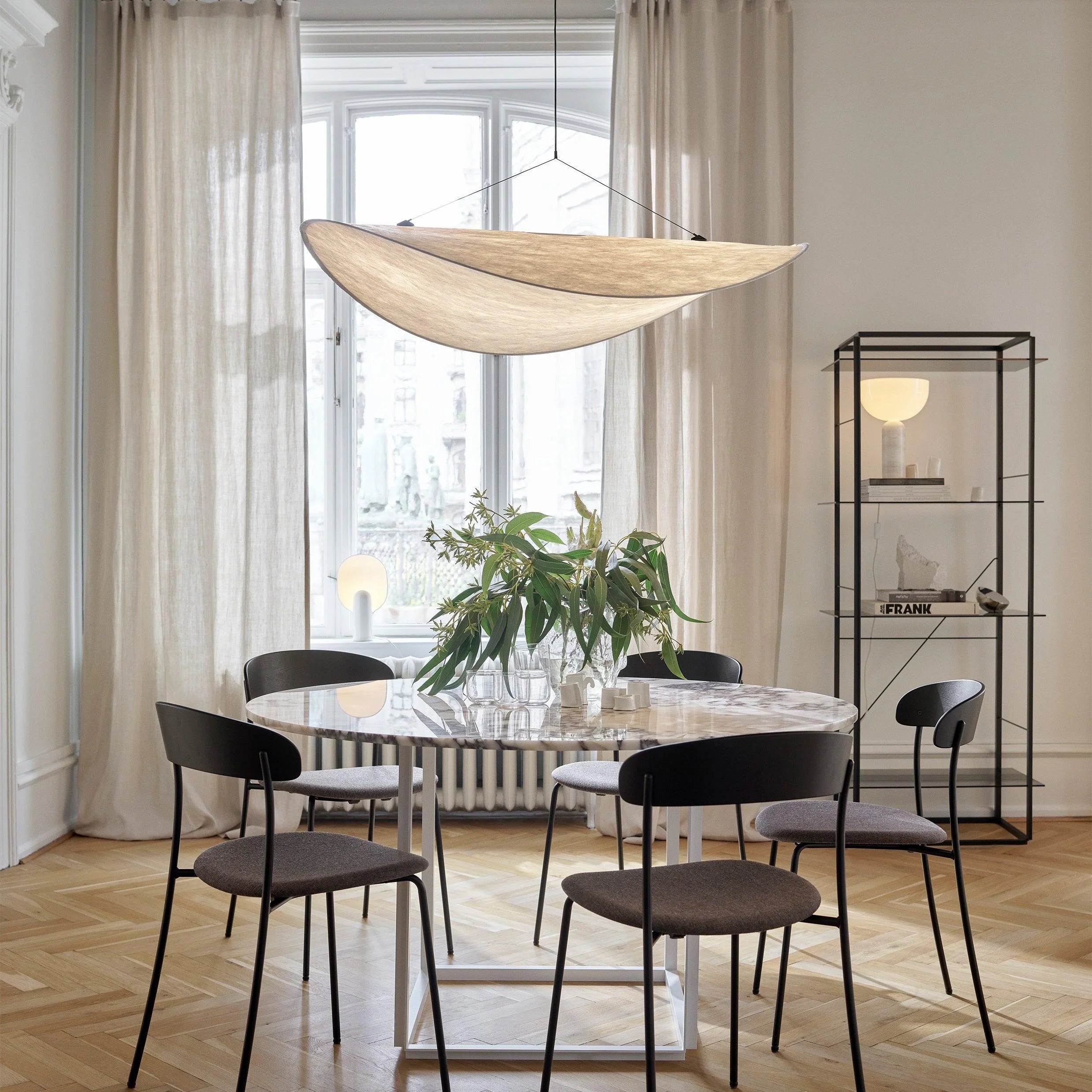Sivelle Pendel Lampe | Wabi-Sabi Design | Kreativ Silke | Organisk Form | Integreret LED | Sort/Hvid