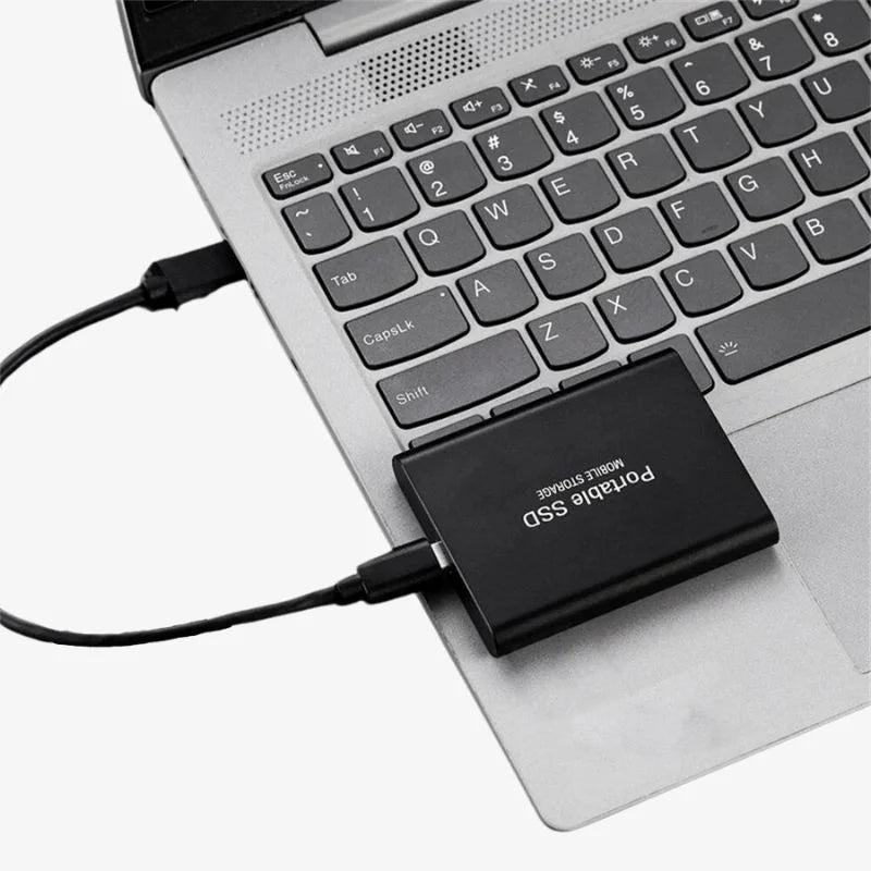 UltraDrive | Ekstern SSD | USB 3.1 | Hurtig og sikker datalagring | Kompatibel med Windows, Mac, PS4, Xbox | 1TB-16TB kapacitet | Let og robust aluminiumdesign | Op til 1000 MB/s overførselshastighed