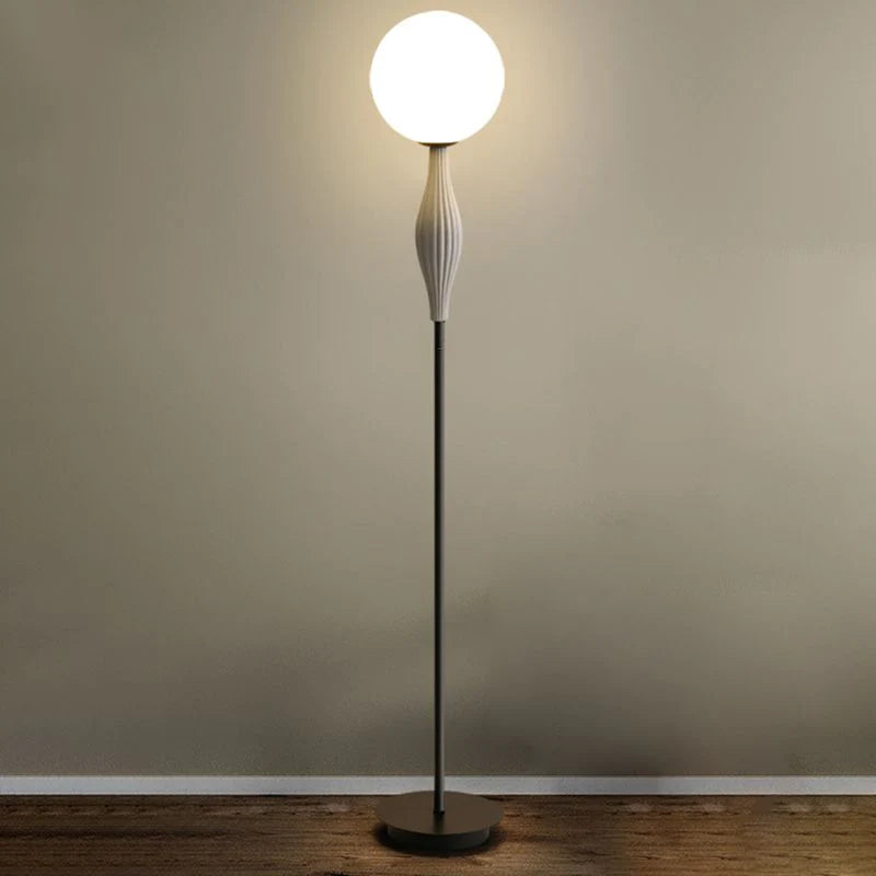 Trenisia | Moderne Stehlampe | Elegantes Design | Wohnzimmer | Schlafzimmer | Büro | Robuste Konstruktion | Effektive Beleuchtung | Minimalistischer