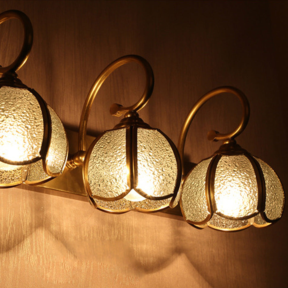 Klassisk badeværelsesarmatur | Guld | Messing og glas | LED | D48cm x H19cm | Tidløst design | Flerhovedet lys | Sofistikeret