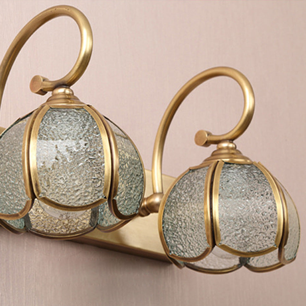 Klassisk badeværelsesarmatur | Guld | Messing og glas | LED | D48cm x H19cm | Tidløst design | Flerhovedet lys | Sofistikeret