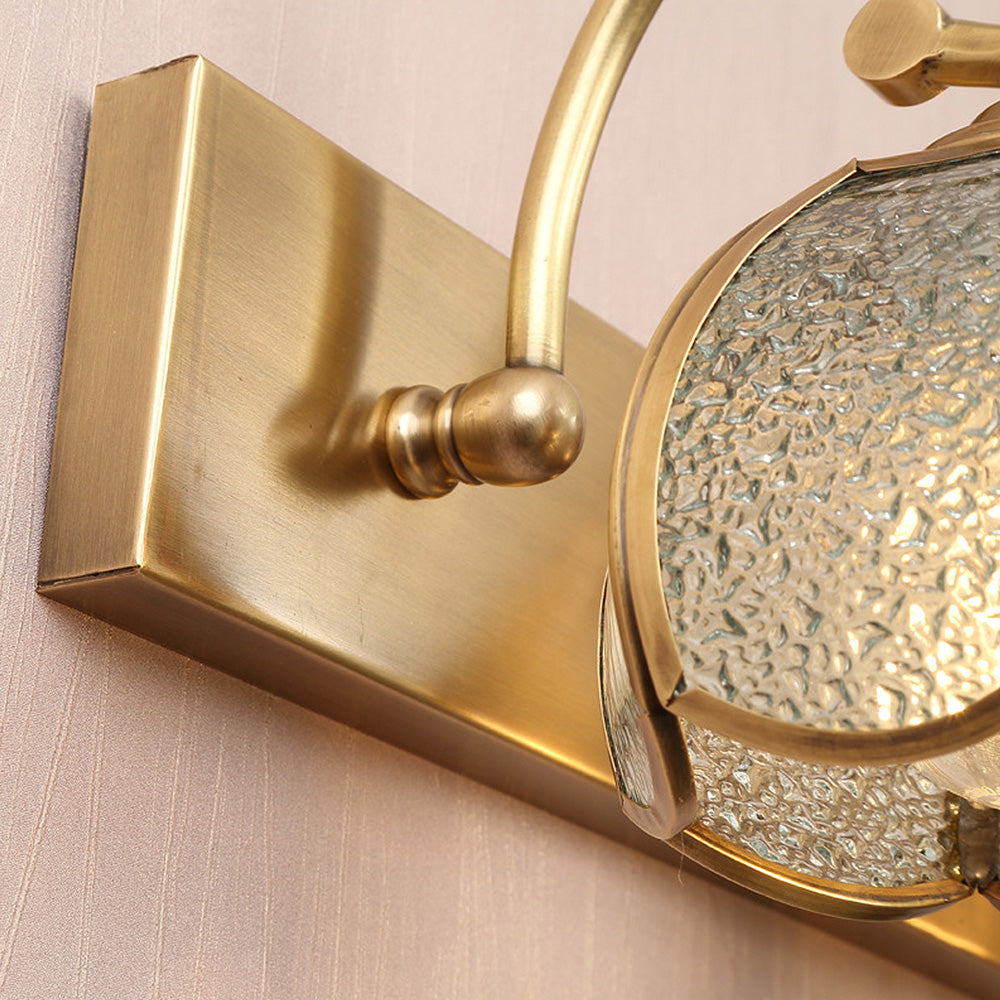 Klassisk badeværelsesarmatur | Guld | Messing og glas | LED | D48cm x H19cm | Tidløst design | Flerhovedet lys | Sofistikeret