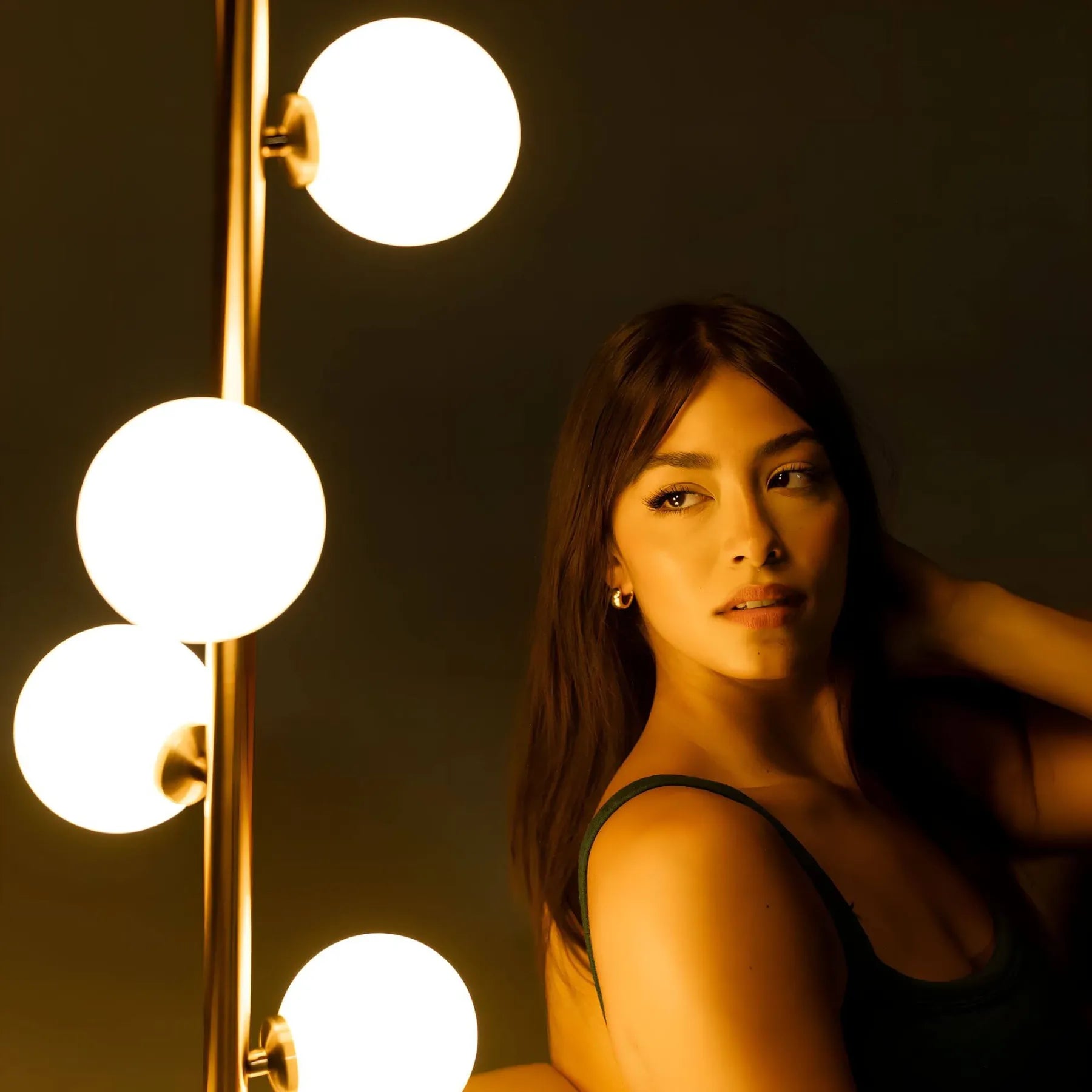 Elivaro | Moderne Stehlampe mit LED Licht | Schlankes Design in Gold/Schwarz | Glasdetails | Effektive Beleuchtung | Robuste Konstruktion | Stilvolle