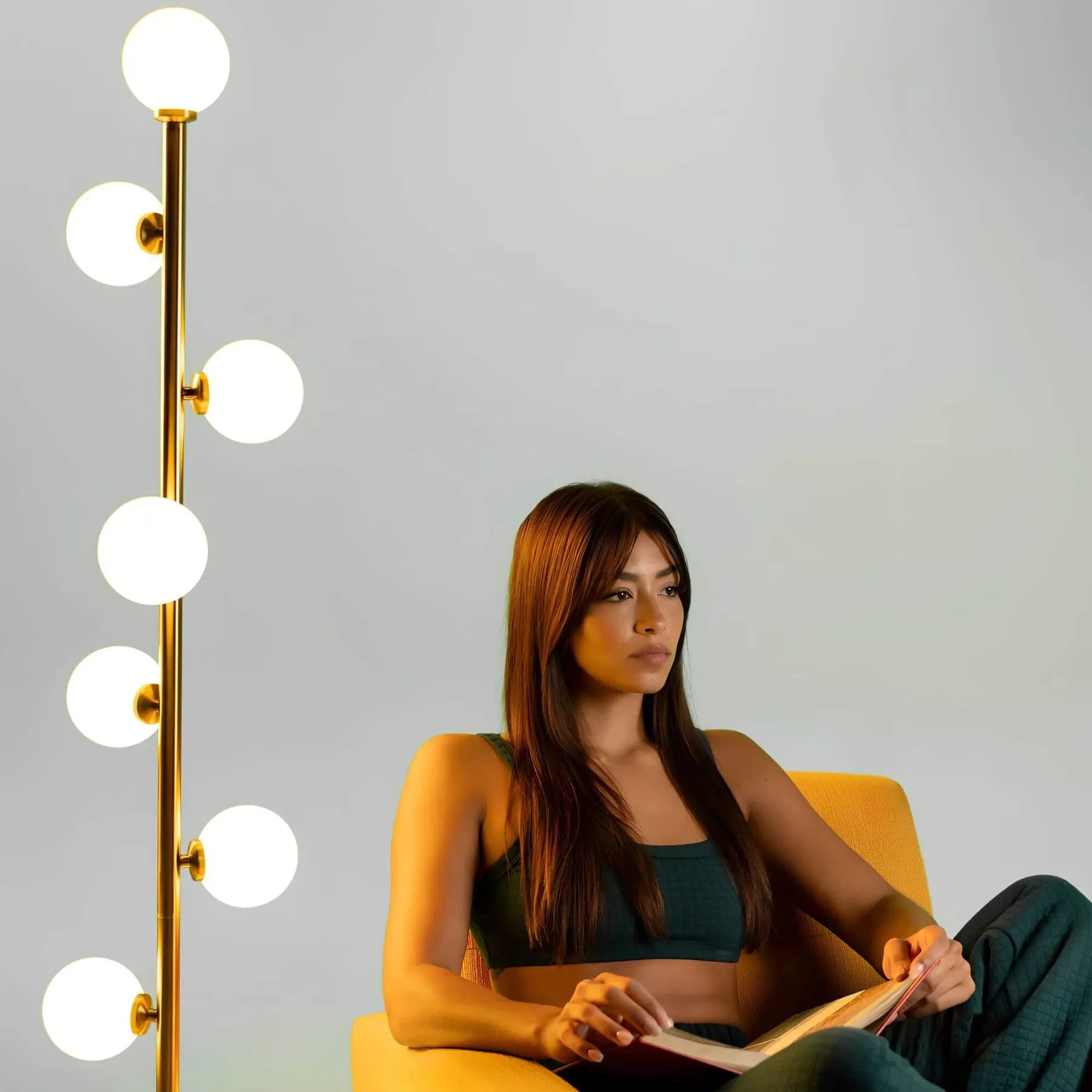 Elivaro | Moderne Stehlampe mit LED Licht | Schlankes Design in Gold/Schwarz | Glasdetails | Effektive Beleuchtung | Robuste Konstruktion | Stilvolle